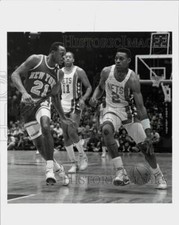 1989 Press Photo Basketball Players Gerald Wilkins and Dennis Hopson at Game