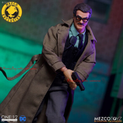 Mezco toyz 1/12 Commissioner James Gordon And Bat Signal Deluxe