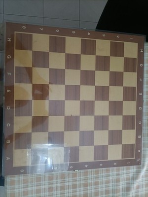 Schachbrett aus Holz handgefertigt und in einwandfreiem Zustand.