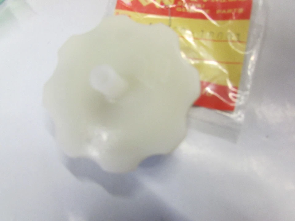 Оригинальная крышка бензобака/топлива Suzuki TM75 TM100 TM125 TM250 TM400 RL250 RM125 новая из старых запасов - Изображение 3 из 3