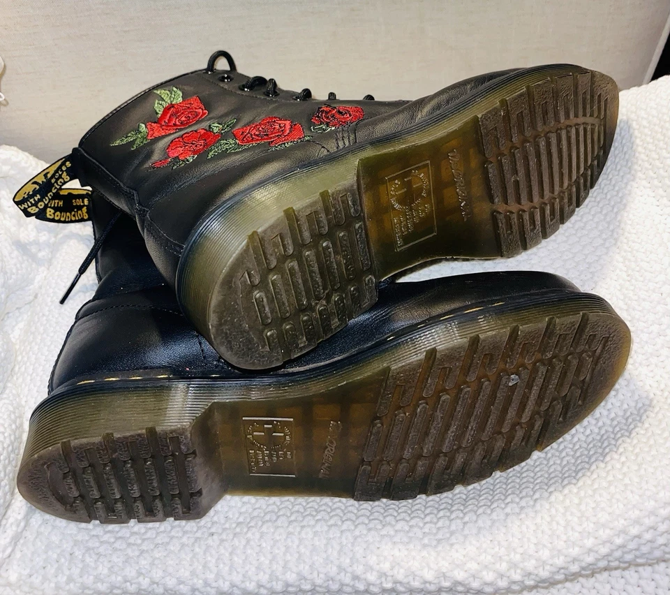 BOTAS DR. MARTENS 1460 CUERO NEGRO VONDA ROJO ROSA BORDADO TALLA 10 EE. UU. CON CORDONES Foto 3 de 4