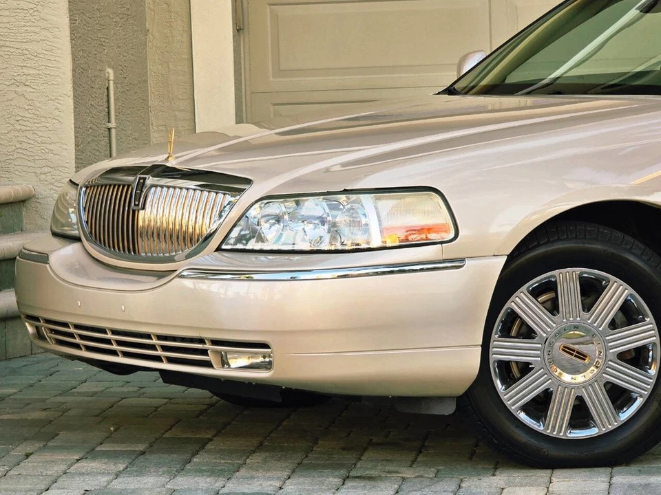 2003 Lincoln Town Car CARTIER - CLEAN CARFAX - FLORIDA CAR - 53K LOW MILES! - Image 4 of 4