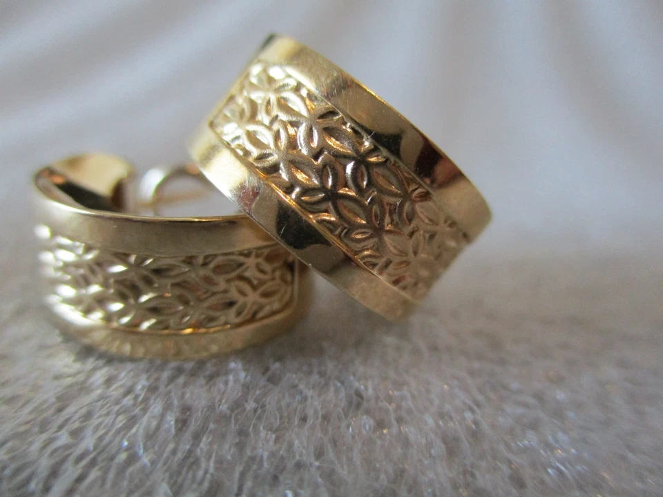 14K YELLOW GOLD FILIGREE DESIGN HOOP EARRINGS OMEGA BACKS ITALY - C SHAPE -5.21g - Image 3 of 4