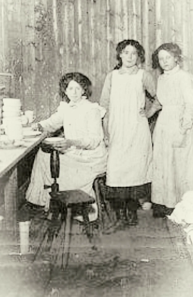 Taburete de 3 patas de roble de fábrica Minton con procedencia - Potteries industrial antiguo Foto 2 de 4