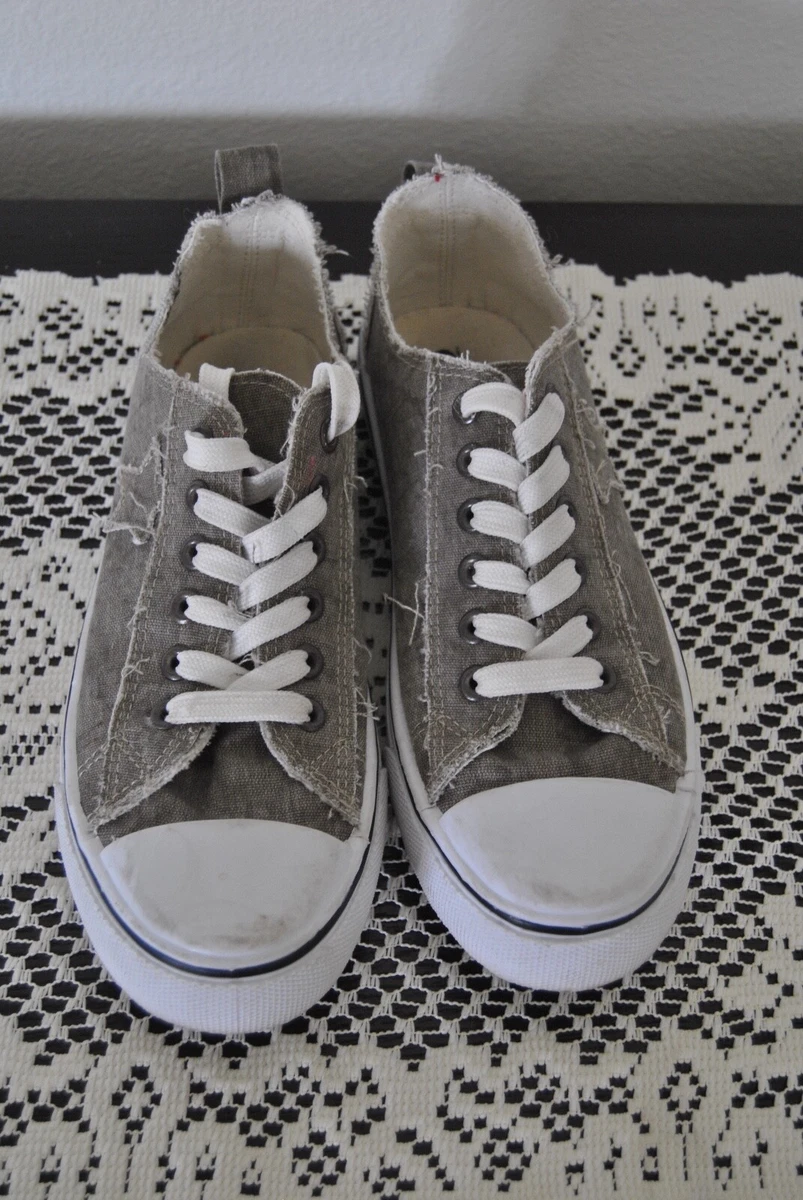 tennis shoes with star on the side