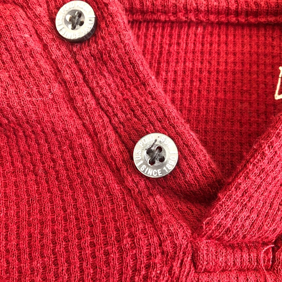 Camisa Pullover US Polo Assn Para Hombres Con Capucha Acanalada Talla M Roja 2 Botones Manga Larga Foto 3 de 4