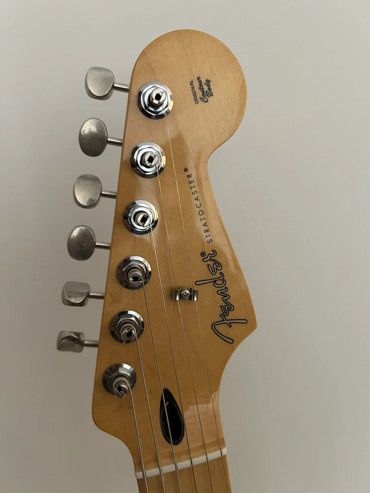 Fender Stratocaster 2025 70 aniversario en amarillo Hialeah - MIM, con bolsa de concierto Foto 3 de 4