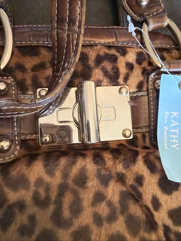 Bolso Kathy Van Zeeland estampado de leopardo con hebillas y tachuelas doradas Foto 3 de 4