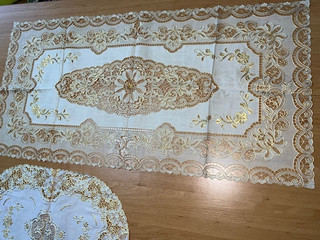 2 Kunststoff Tischdecke abwaschbar Gold weiß Maße im Foto