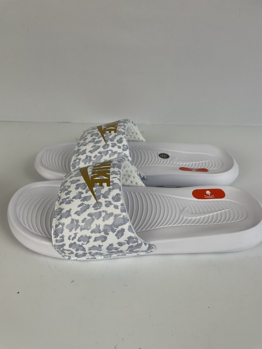 NIKE Women Victori One Slides Leopard Print White-Metallic