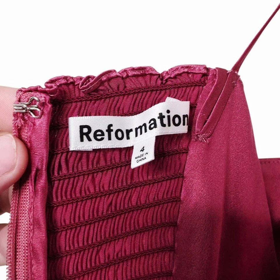 Vestido maxi Reformation Frankie morango vinho rosa roseta seda fenda traseira 4 - Imagem 4 de 4