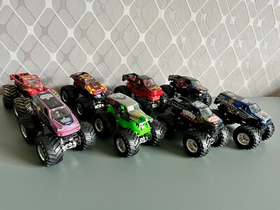 Hot Wheels Monster Jam Konvolut 8x Monster Trucks - Grave Digger, High Roller,..