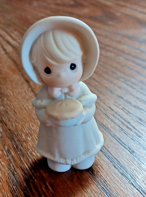 Precious Moments Holiday Wishes, Sweety Pie Mini Figurine 3''  Sugar Town