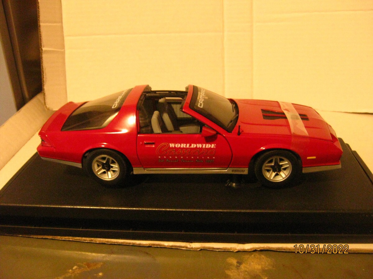 SunStar1/18 1982シボレーカマロZ28ダイキャストモデル箱付き 1/18 SUNSTAR RED 1982 CAMARO Z28 1 OF 150 FOR CAMARO NATS/PERF.YRS