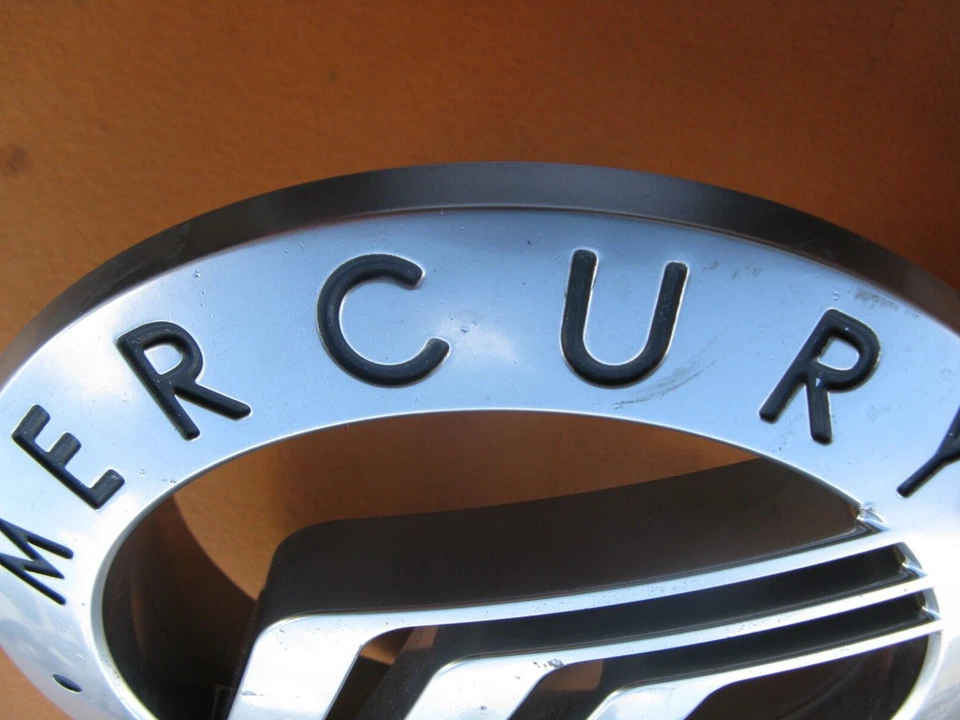 06 07 08 09 10 REJILLA DELANTERA MERCURIO MONTAÑERO EMBLEMA LOGOTIPO INSIGNIA SIGNO A37622 Foto 4 de 4