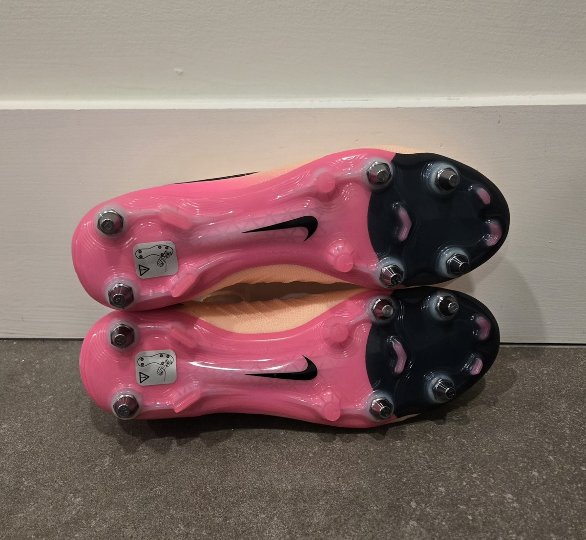 Nike Phantom GX II Elite SG-Pro Player Edition Soccer Cleats  display picture 1