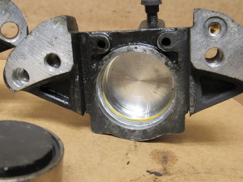 Pinza de freno trasera Suzuki Cavalcade GV1400 1987 Foto 3 de 4