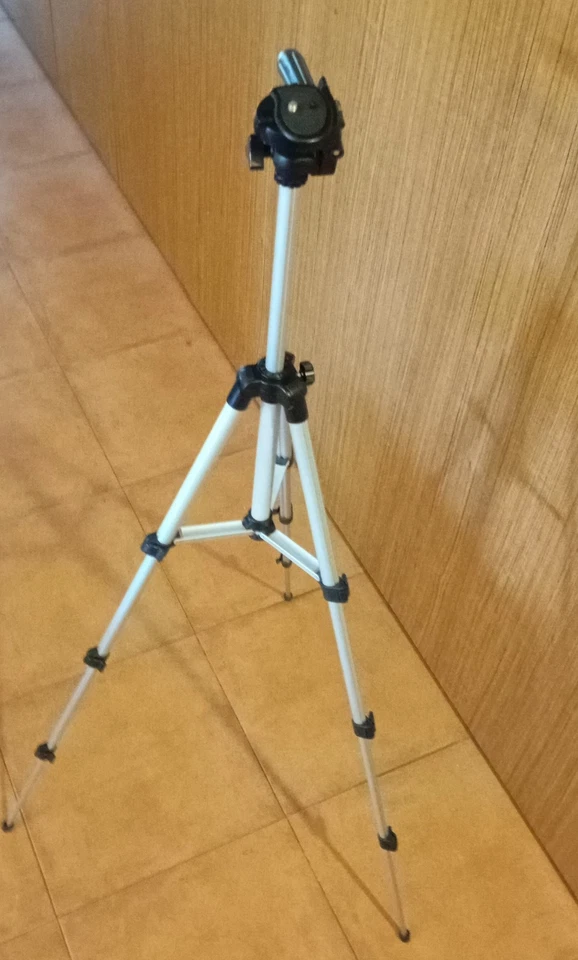 Trípode de aluminio con un diseño ligero y práctico - Imagen 3 de 4