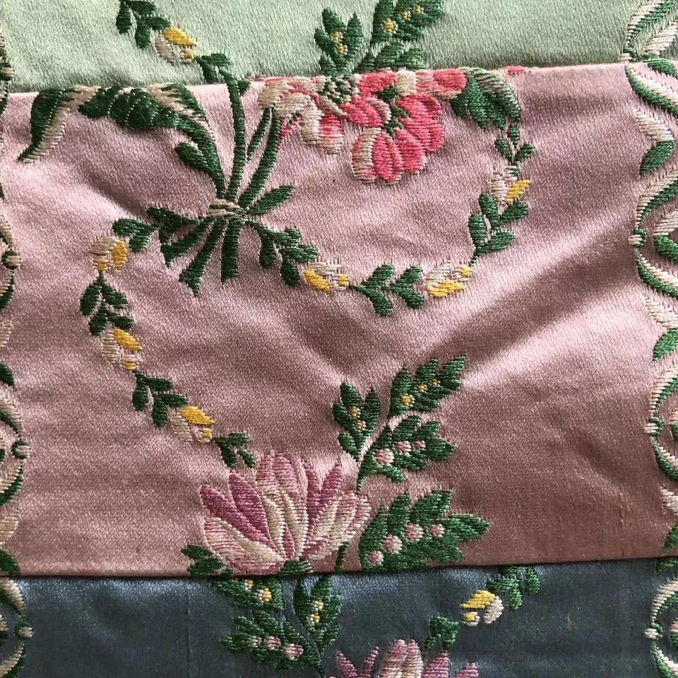 Échantillons anciens de SOIE-LYON- Motifs FLEURS -SILK Fabrics FRANCE - Photo 4/4
