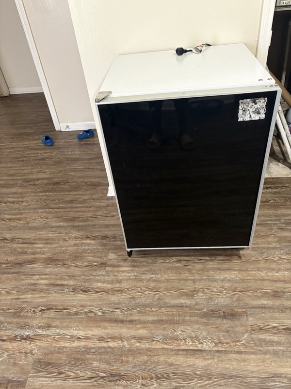 Sub-Zero 249R Compact Refrigerator 6.0 cu ft Black/White Freestanding Manual