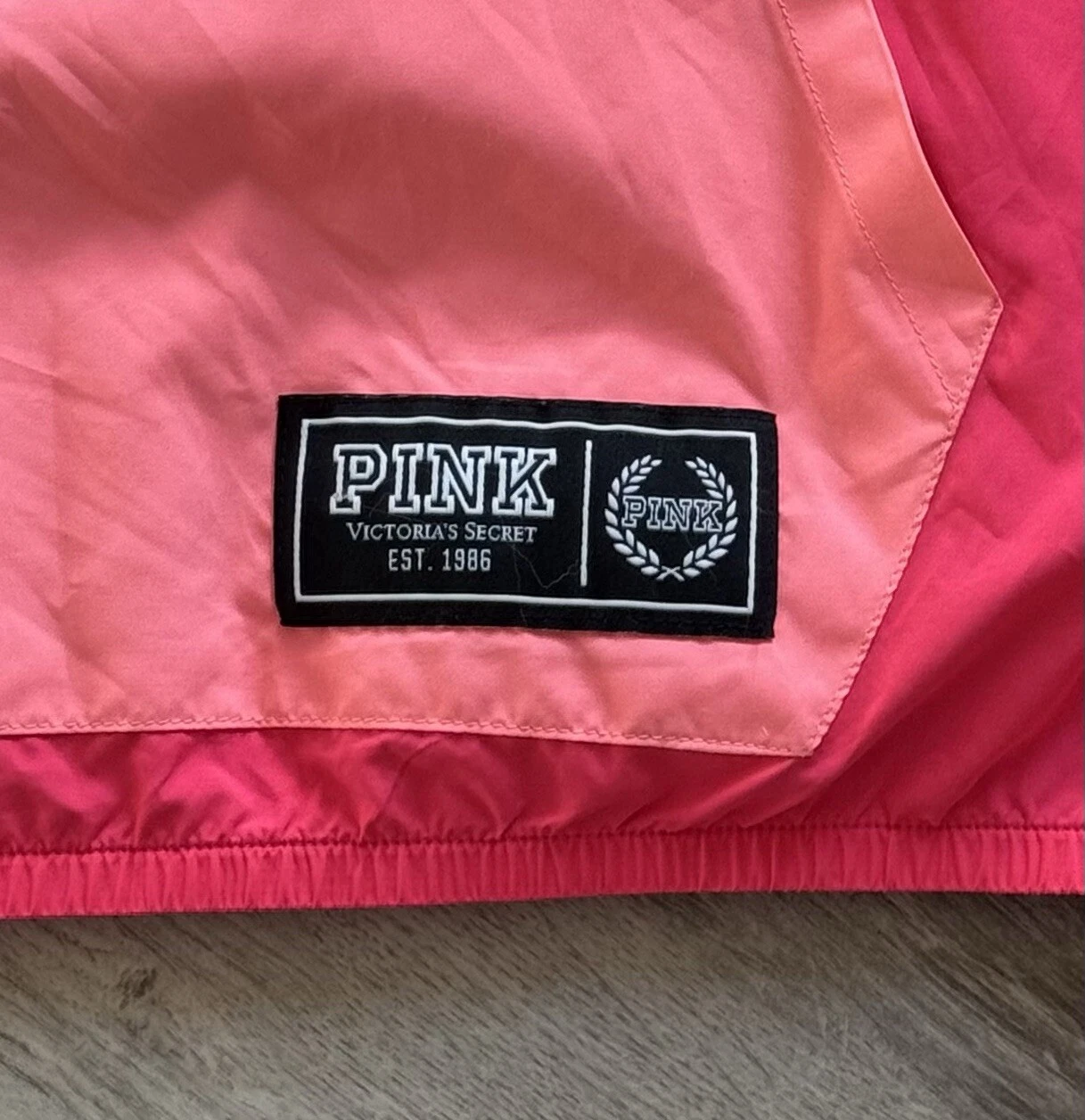 UNDERCOVER Giacca a vento Victoria's Secret ROSA leggera con cappuccio giacca anorak taglia XS NUOVA