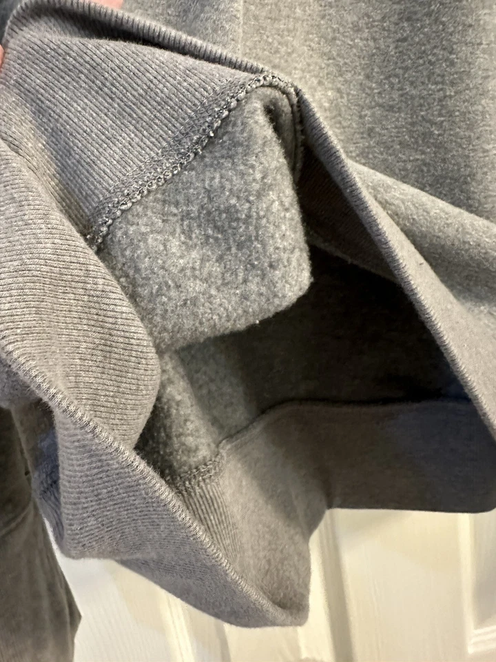 Sudadera Fila gris. Talla XL. Vellón forrado con orificios para el pulgar Foto 4 de 4