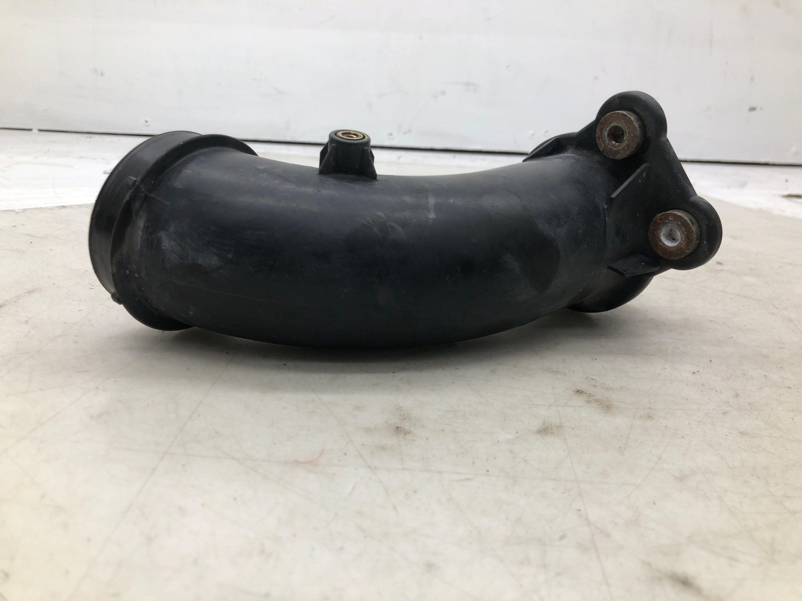 2016-2020 BENTLEY BENTAYGA W12 RIGHT TURBO AIR INTAKE SUCTION HOSE 36A129616A