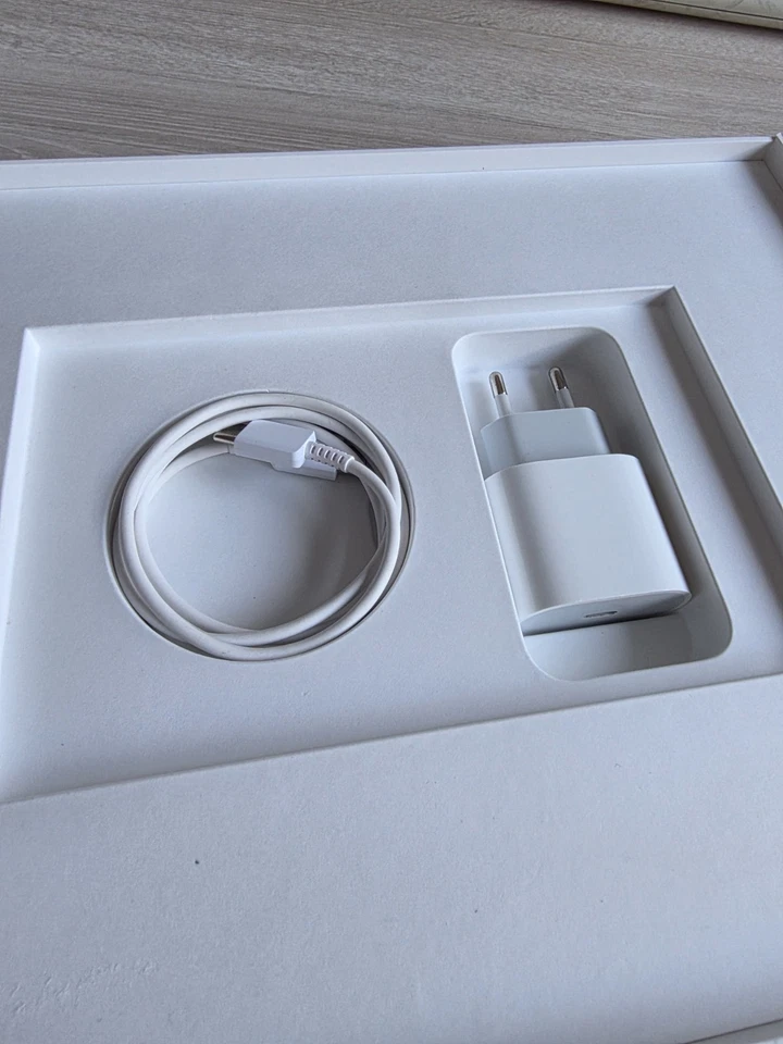 Apple iPad Pro 6.ª Gen. 256GB, Wi-Fi + 5G (Desbloqueado), 12,9" - Gris Espacial - Imagen 2 de 4