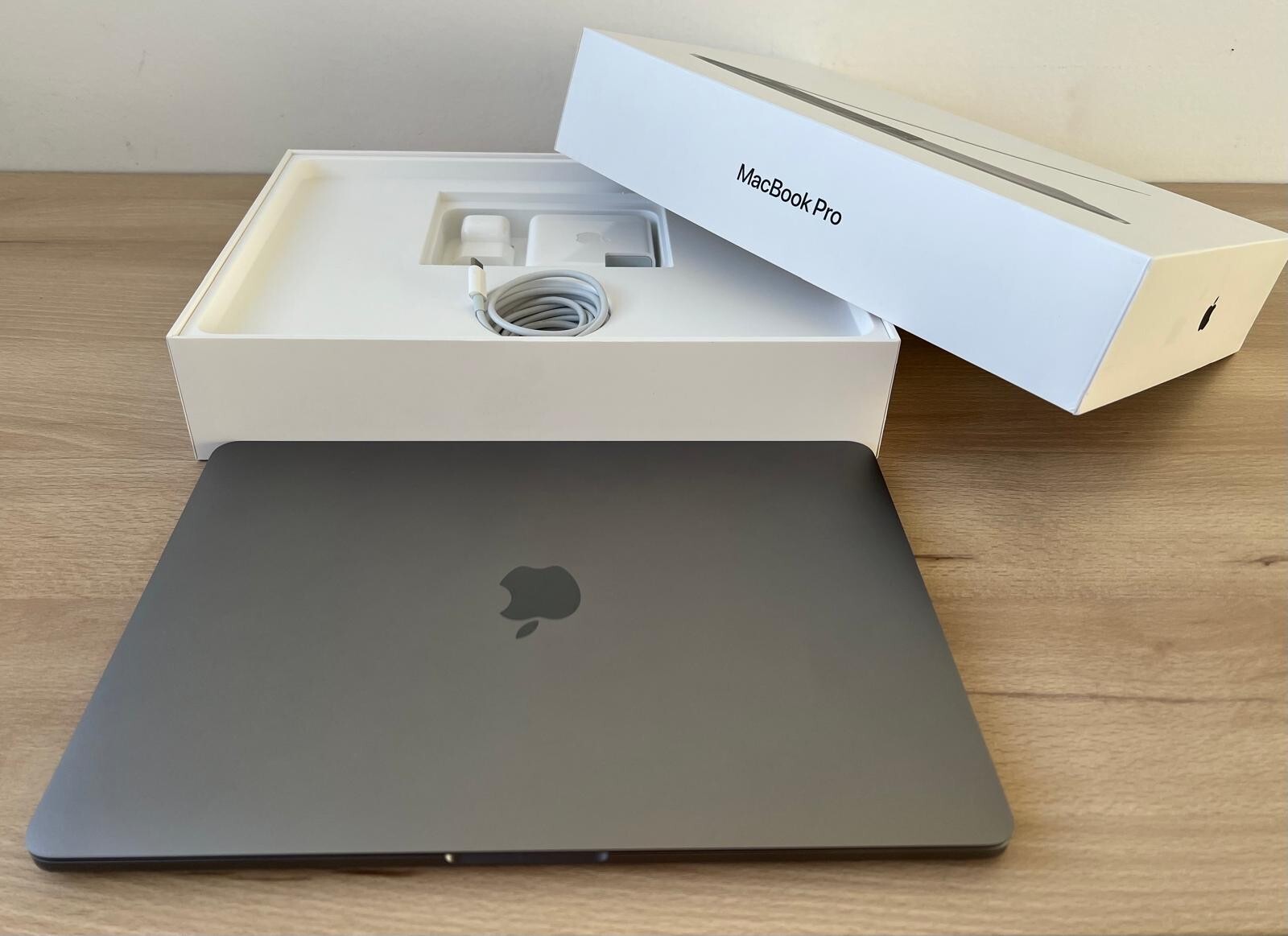 MacBook Pro 13 Touch Bar ordinateur portable compact pour le télétravail nomade