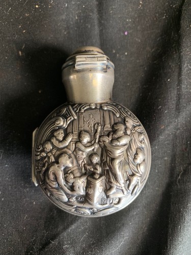 Repousse Sterling Silver perfume case Hallmark with glass perfume bottle inside - Picture 3 of 12