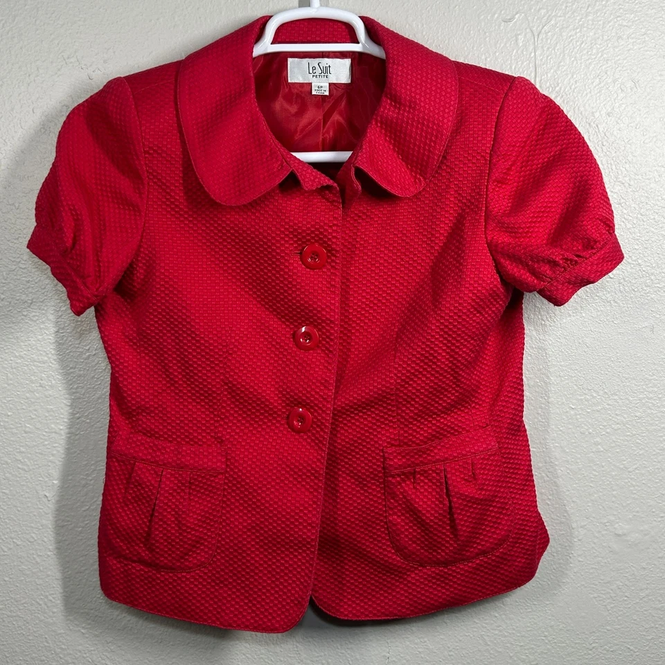 Conjunto de falda Le Suit para mujer Petite 6P roja texturizada botón manga abullonada chaqueta falda Foto 4 de 4