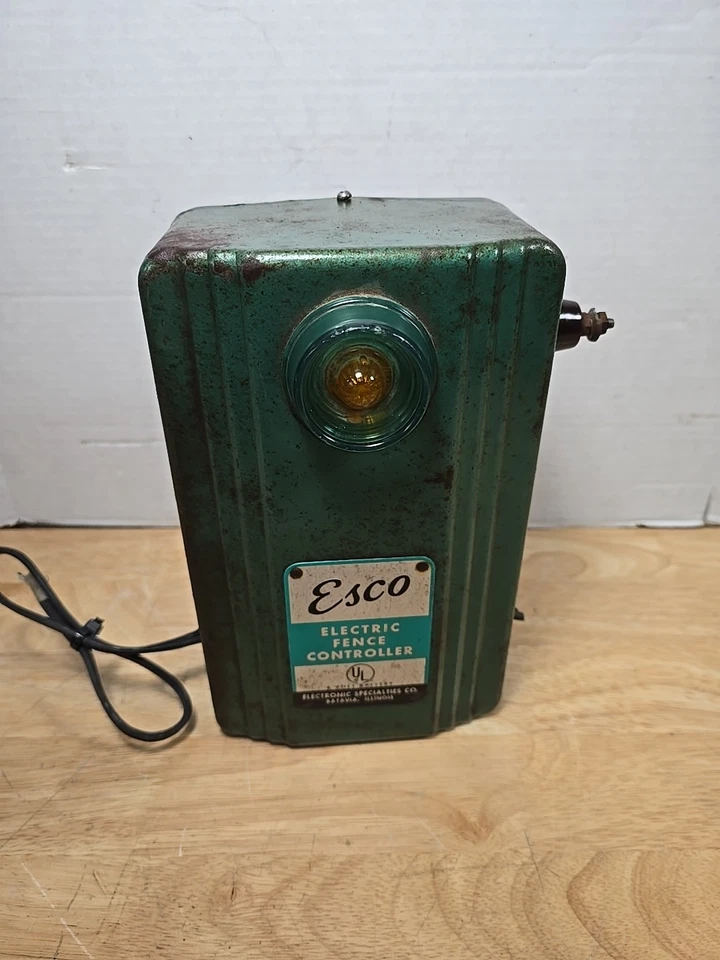 Vintage ESCO ELECTRIC FENCE CONTROL BOX, Model ES-608 - Image 4 of 4
