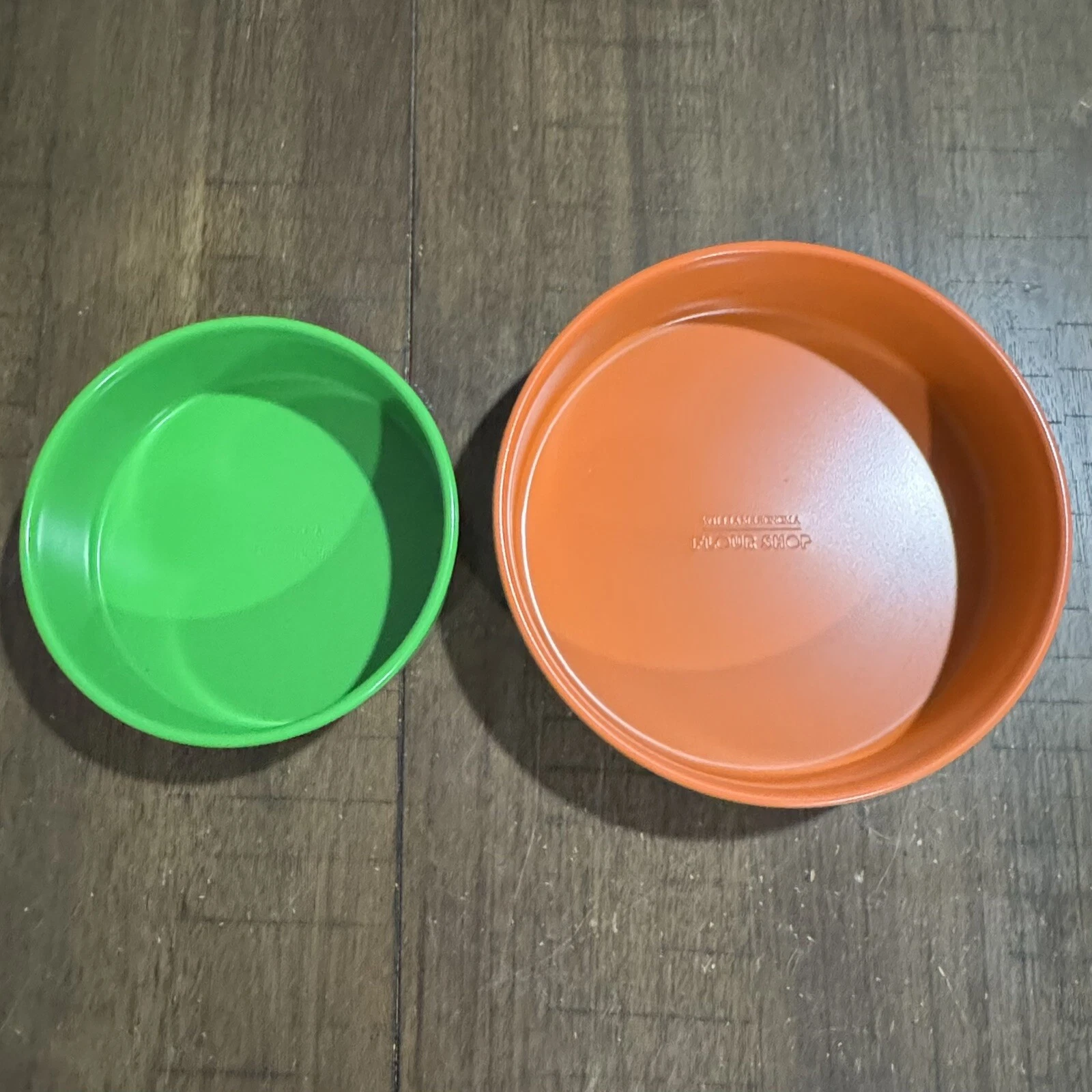 2 Williams Sonoma Flour Shop Nonstick Bakeware Cake Pans 8.5” 6.5” RARE! NWOT