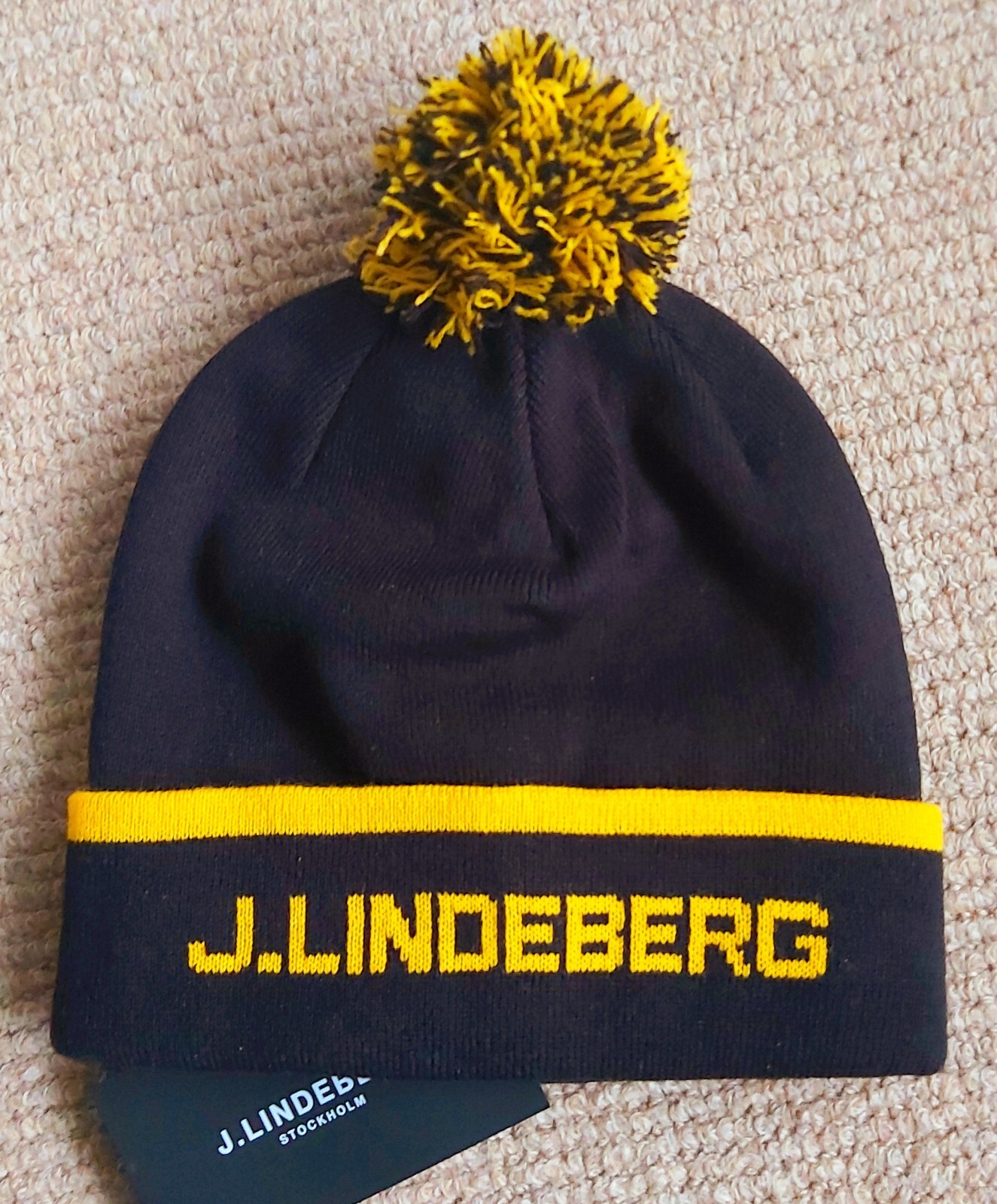 J.LINDEBERG Black Gold Cuff BOBBLE BEANIE Hat Toque Sweden Pompom Golf Tags