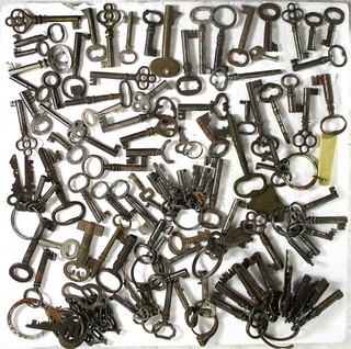 APPROX 100 ANTIQUE SKELETON KEYS STYLE DOORS DRAWERS BOXES CHESTS TINY LARGE