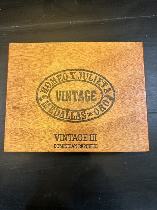 cigar box-ROMEO y JULIETA-VINTAGE III MEDALLAS de ORO brand-8" x6" x3"