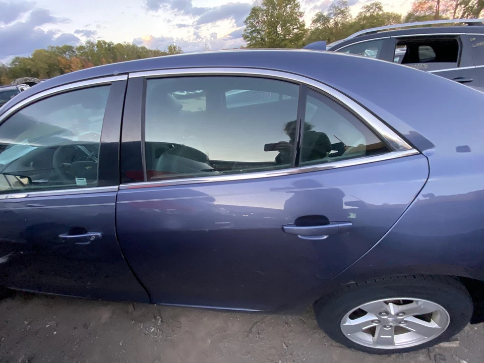 Used Rear Left Door Assembly Rear Side fits: 2014 Chevrolet Malibu L. w/o center - Imagem 2 de 4