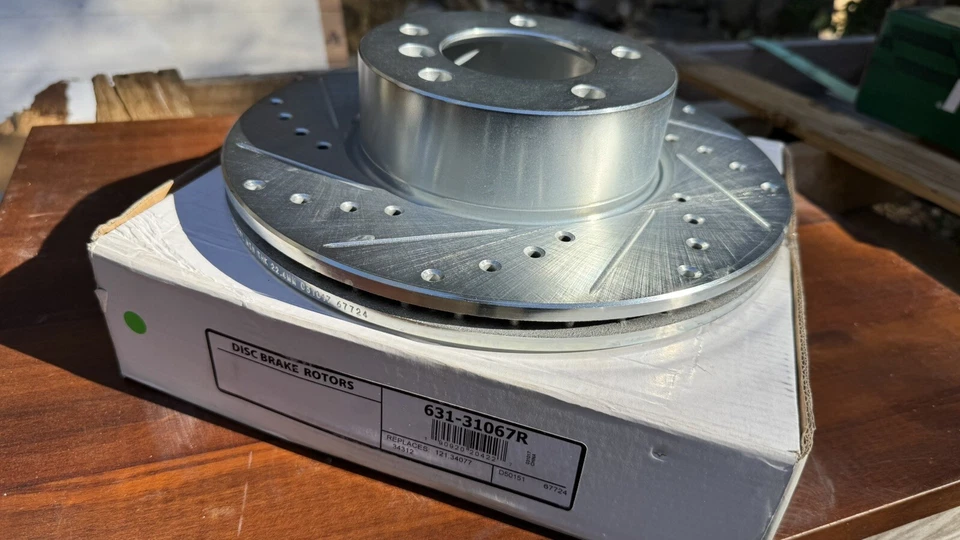 Комплект переднего и заднего дисковых тормозов BMW с прорезями и просверленными отверстиями НОВЫЙ - Изображение 3 из 4