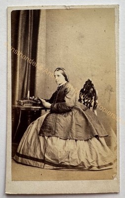 orig. CDV Foto Fotografie Frau Dame Bild alt Mode um 1860 Eton Hills Saunders