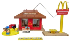 Vintage PLAYSKOOL McDONALD'S PLAYSET  #430 1974 (TRAYS,PEOPLE, CARS,etc COMPLETE
