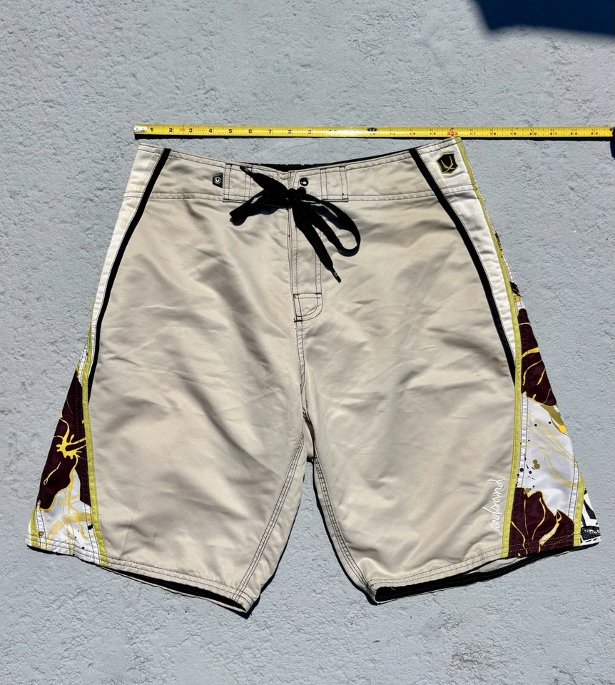 "Shorts de tabla de arena roja para hombre ajuste regular 32"" cintura entrepierna 10""" Foto 2 de 4