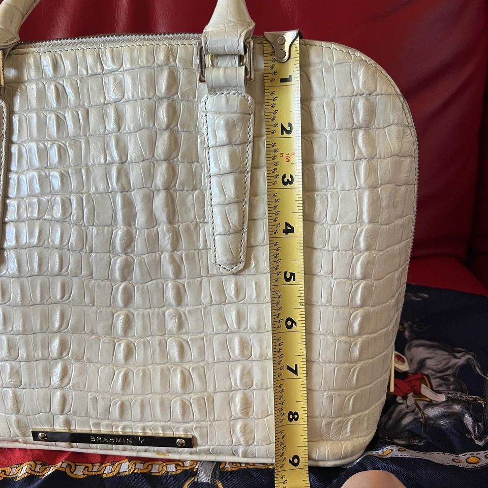 Bolso de mano Brahmin Vivian Dome de cuero en relieve de cocodrilo neutro Foto 4 de 4
