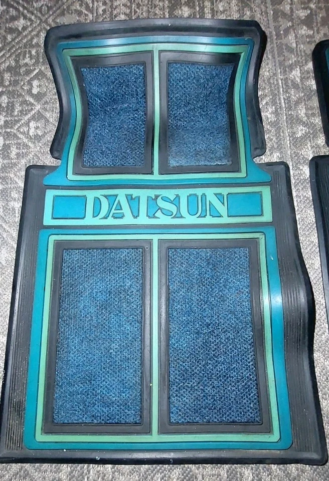Juego de 2 alfombrillas de goma usadas vintage para camioneta Datsun difíciles de encontrar Foto 3 de 4