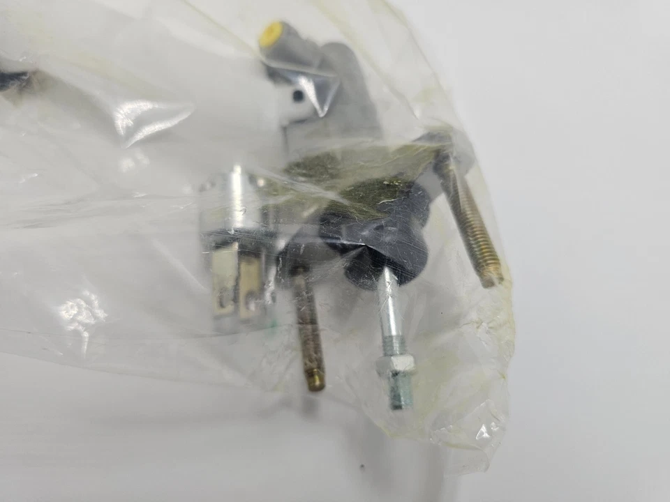 Cilindro maestro de embrague LuK LMC319 para Toyota Camry Solara 1997-2003 Foto 3 de 4