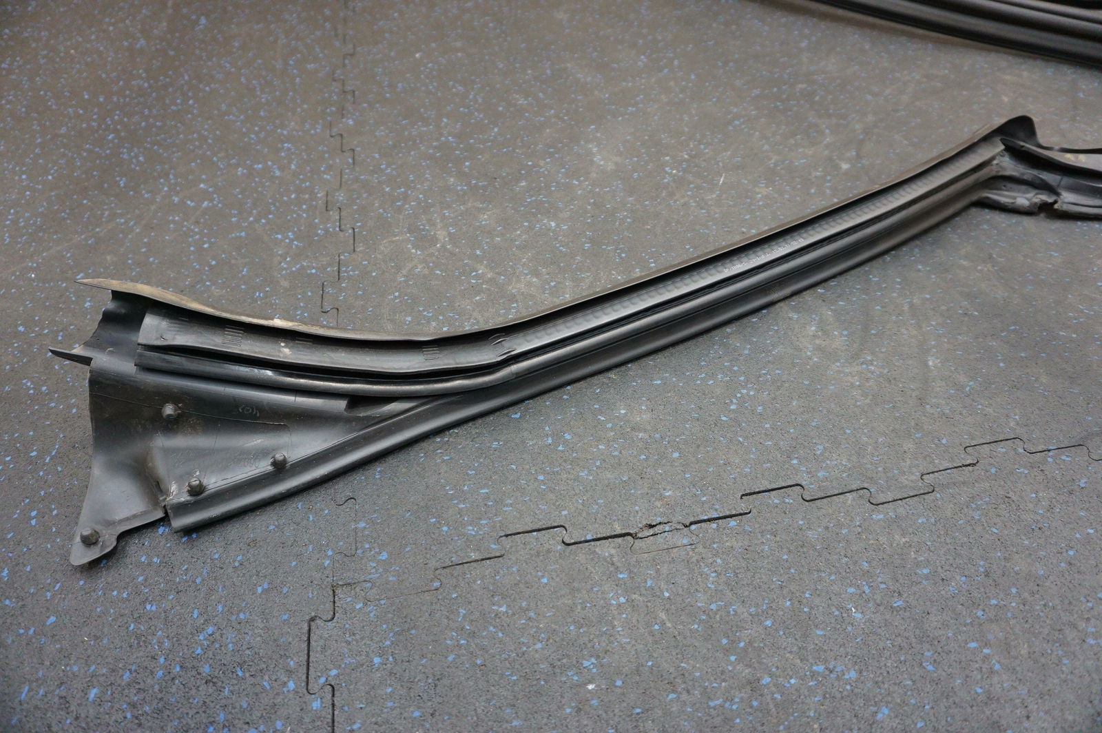 Front WindshieldWeatherstrip Rubber Gasket 69758000 OEM Ferrari California 2012