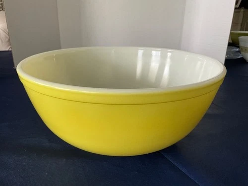 Vintage Pyrex Glass 404 Yellow Primary Nesting 4 Qt Mixing Bowl MCM 1950s