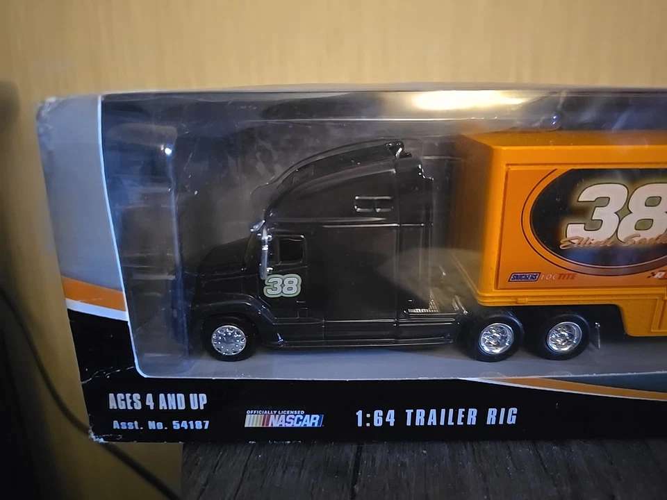 Plataforma de remolque Nascar 2004 - Action escala 1:64 - #38 Elliot Sadler M&M's  Foto 2 de 4