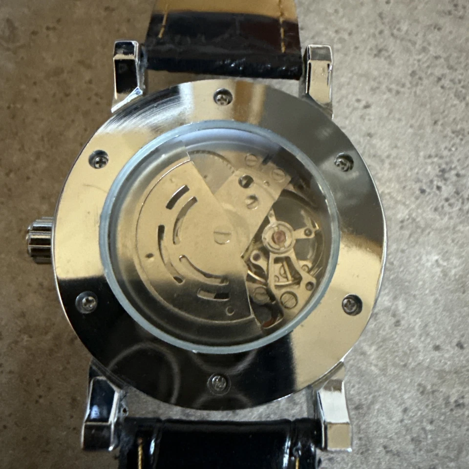 Reloj Hombre Winner Skeleton Mecánico Cuerda Analógico Tono Negro y Plateado Funciona Foto 4 de 4