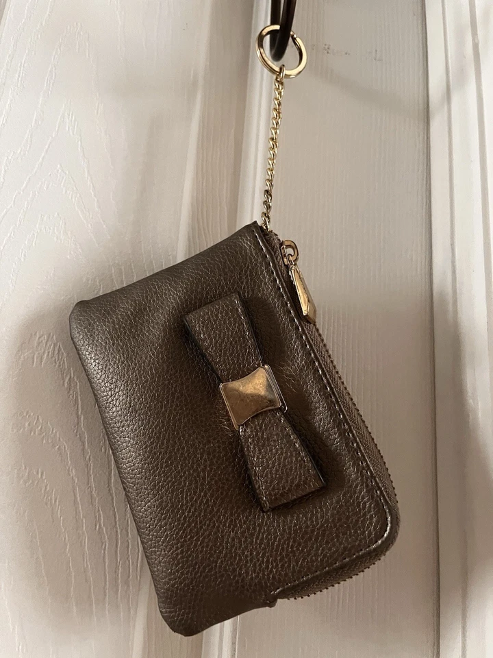 Bolso de Mano Merona Elegante Plateado con Acento de Lazo Foto 2 de 4