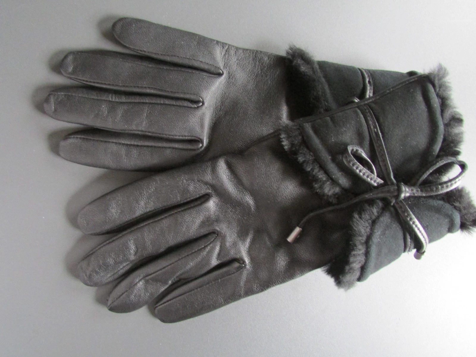 UGG Smart Touch Screen Tech Gloves Black Combo Leather Sheepskin Medium New $130